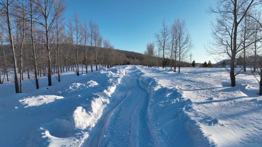 冬天山区大雪后的道路积雪覆盖的道路