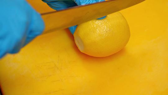 切柠檬吃水果