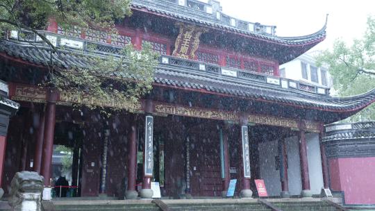 慢动作拍摄下雪天的岳王庙门口
