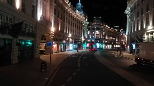 伦敦夜晚的一条街