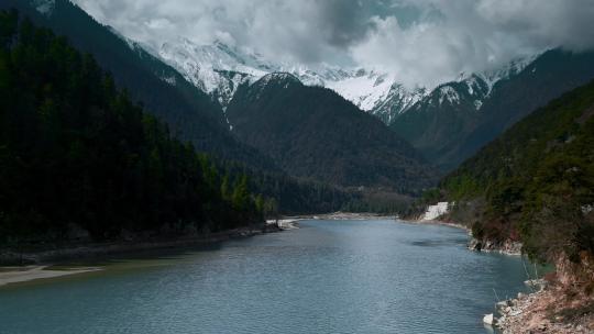 西藏旅游风光318国道林芝段蓝色河水雪山