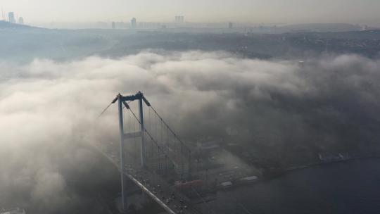 土耳其伊斯坦布尔雾天博斯普鲁斯海峡大桥的航拍视频。7月15日烈士桥03
