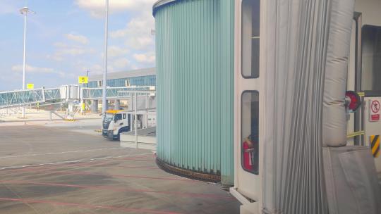 江西景德镇机场登机桥对接抵达的航班视频素材模板下载