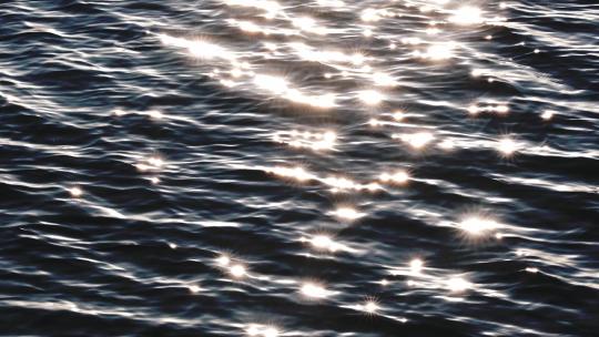 波光粼粼的蓝色水面泛起点点星光