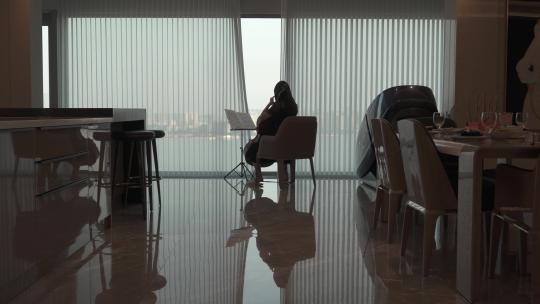 在江边拉豪宅拉大提琴 4k