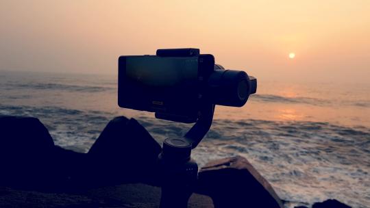 移动万向节稳定器的慢动作镜头捕捉庞德奇海岸灿烂的日出