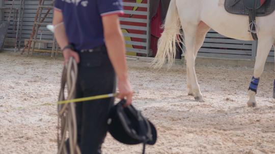 中国马术训练场，马场里骑马的人视频素材模板下载