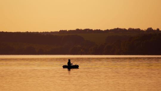 日落时分船上的渔夫
