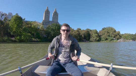 在美国纽约曼哈顿中央公园享受乘船之旅