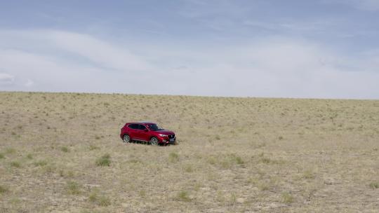 汽车在沙漠草地滩行驶