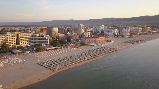 位于黑海海岸的阳光海滩城市的鸟瞰图。沙滩俯视图