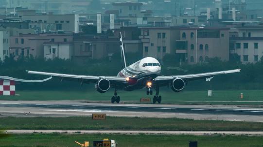顺丰和邮政的波音757降落广州的场面视频素材模板下载