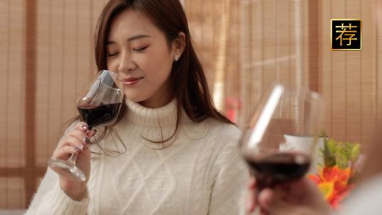 女人喝红酒品红酒打开红酒瓶子红酒碰杯视频素材模板下载