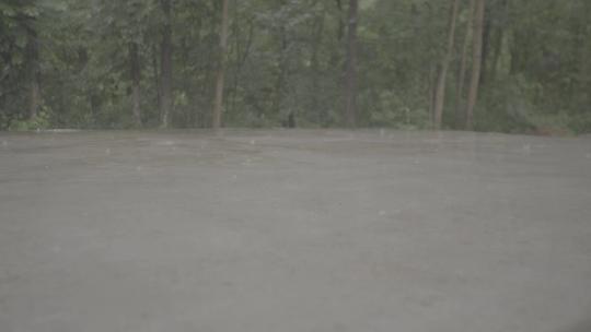 M1下大雨 雨滴在路面上