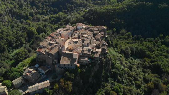 无人机降落在卡尔卡塔韦基亚上空，卡尔卡塔韦基亚是一个典型的意大利中世纪城镇，矗立在山顶上