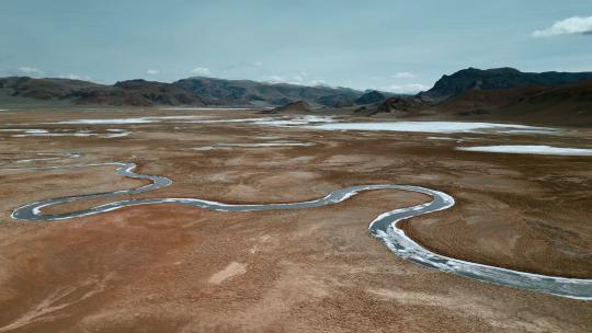 西藏旅游风光317国道戈壁蜿蜒迂回冰雪河流