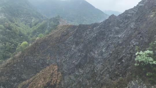 烟雨云雾缥缈的大山