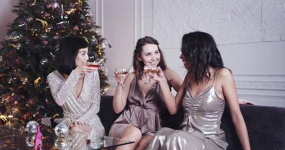 在派对上喝酒的三个女人