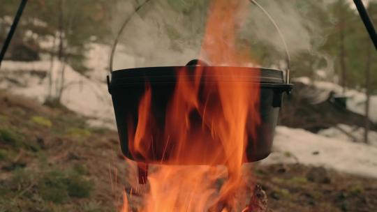 森林篝火铁锅烹饪取暖