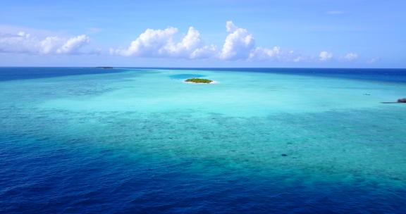 白天飞行旅行拍摄的白色天堂海滩和水蓝色的水背景