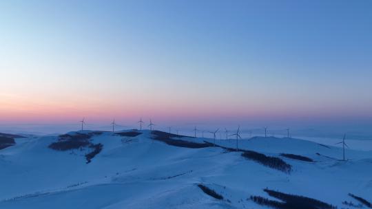 内蒙古雪原山岭风力发电场