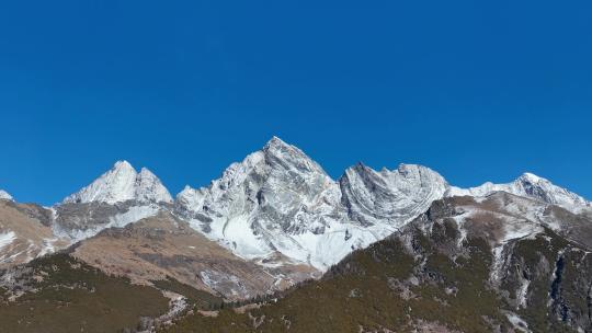 航拍阿坝四姑娘山双桥沟日月宝镜五色山雪山