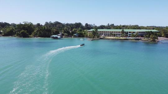天线：旅游观光船返回巴拿马酒店海滩度假码头