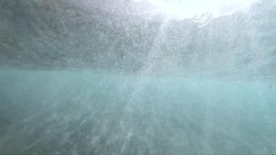 极速慢动作（240英尺/秒）水下视图，从波浪下方拍摄的岸边波浪。