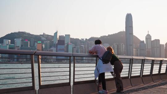 香港维多利亚港看日落的人视频素材模板下载