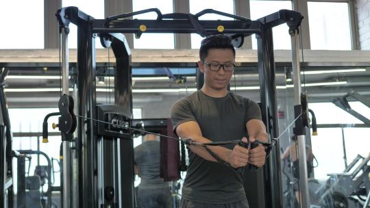 男子在健身房进行胸部力量锻炼视频素材模板下载