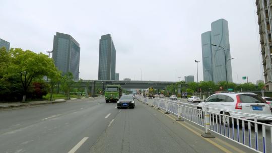 白天杭州市建设四路车尾行车空镜