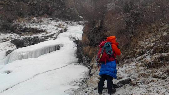 阿坝四姑娘山双桥沟雪中漫步的徒步旅行者