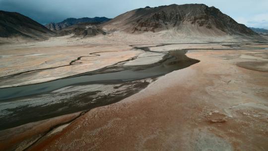 西藏旅游风光219国道盐碱地蜿蜒河道河流