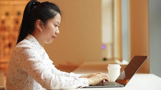 职业女性在办公室笔记本电脑工作视频素材模板下载
