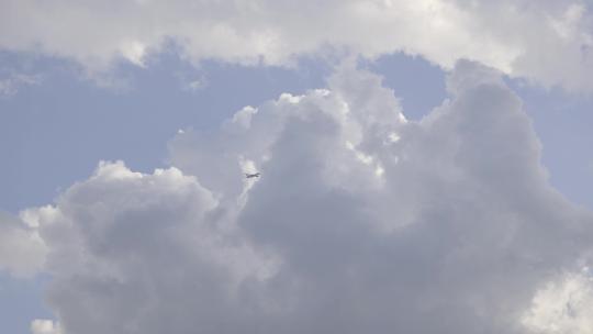 4K飞机在蓝天白云飞行