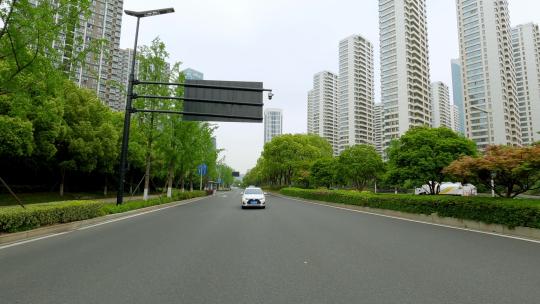 白天杭州市民和路车尾行车空镜1视频素材模板下载