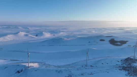 航拍建有风力发电风机的雪域雪原
