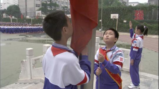 小学生升国旗画面，小学，少先队，红领巾