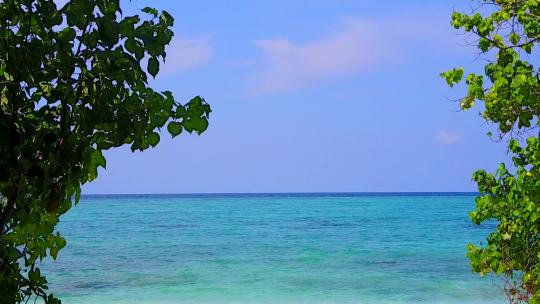 实拍碧水蓝天的风景
