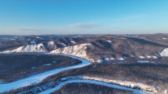 航拍大兴安岭激流河山林雪景