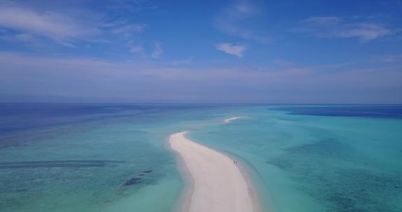 白天飞越旅游拍摄的白沙天堂海滩和蓝色的水背景