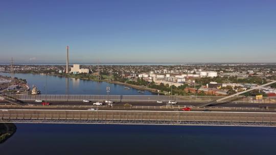 城市航拍跨海大桥车流货轮墨尔本澳大利亚