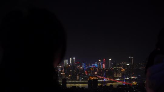 游客南山上看重庆夜景重庆渝中区夜景视频素材模板下载