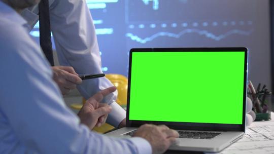 商务人士使用绿幕笔记本电脑办公场景