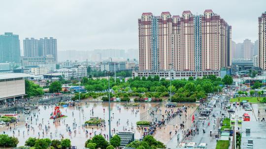 五一小长假雨中的郑州火车站西广场延时摄影