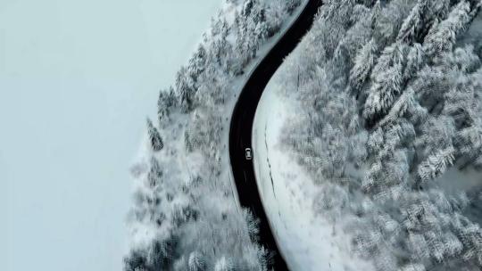 汽车行驶在雪景中航拍4KFPV电影级视觉视频素材模板下载