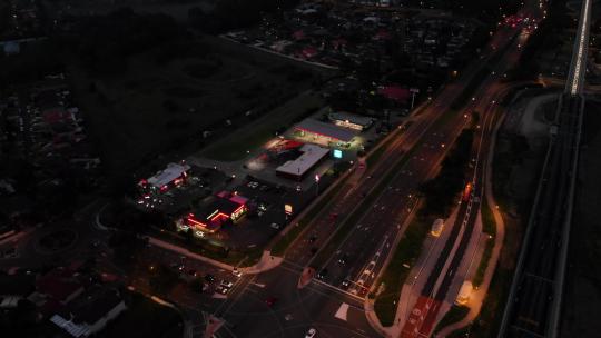 夜间航拍高速公路旁的加油站视频素材模板下载