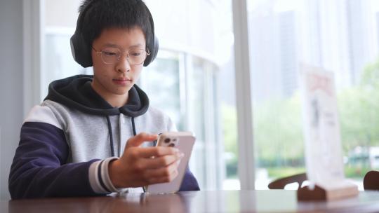 中学生使用手机上网课在线课堂培训