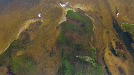 巴西凯尤普泻湖风筝冲浪的鸟瞰图。