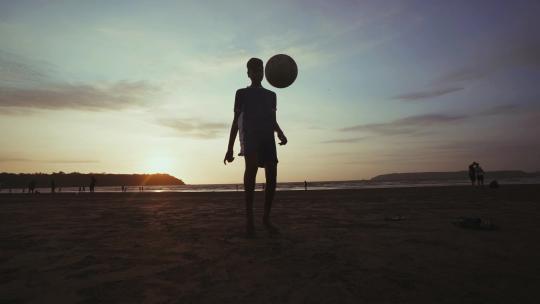 清晨在沙滩上练习足球技巧剪影视频素材模板下载
